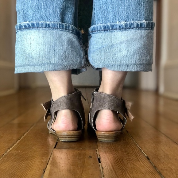 🐠BLOWFISH BROWN PEEP TOE SIDE ZIPPER SANDALS 🐠 - Picture 4 of 13